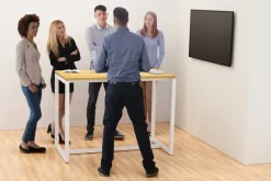meet powered by PAPERFLOW Rechthoekige Hoge Tafel met Beukenkleurig Melamine Top en Wit Frame easyDesk 1500 x 750 x 1100mm